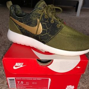 Womens Nike Roshe Run !